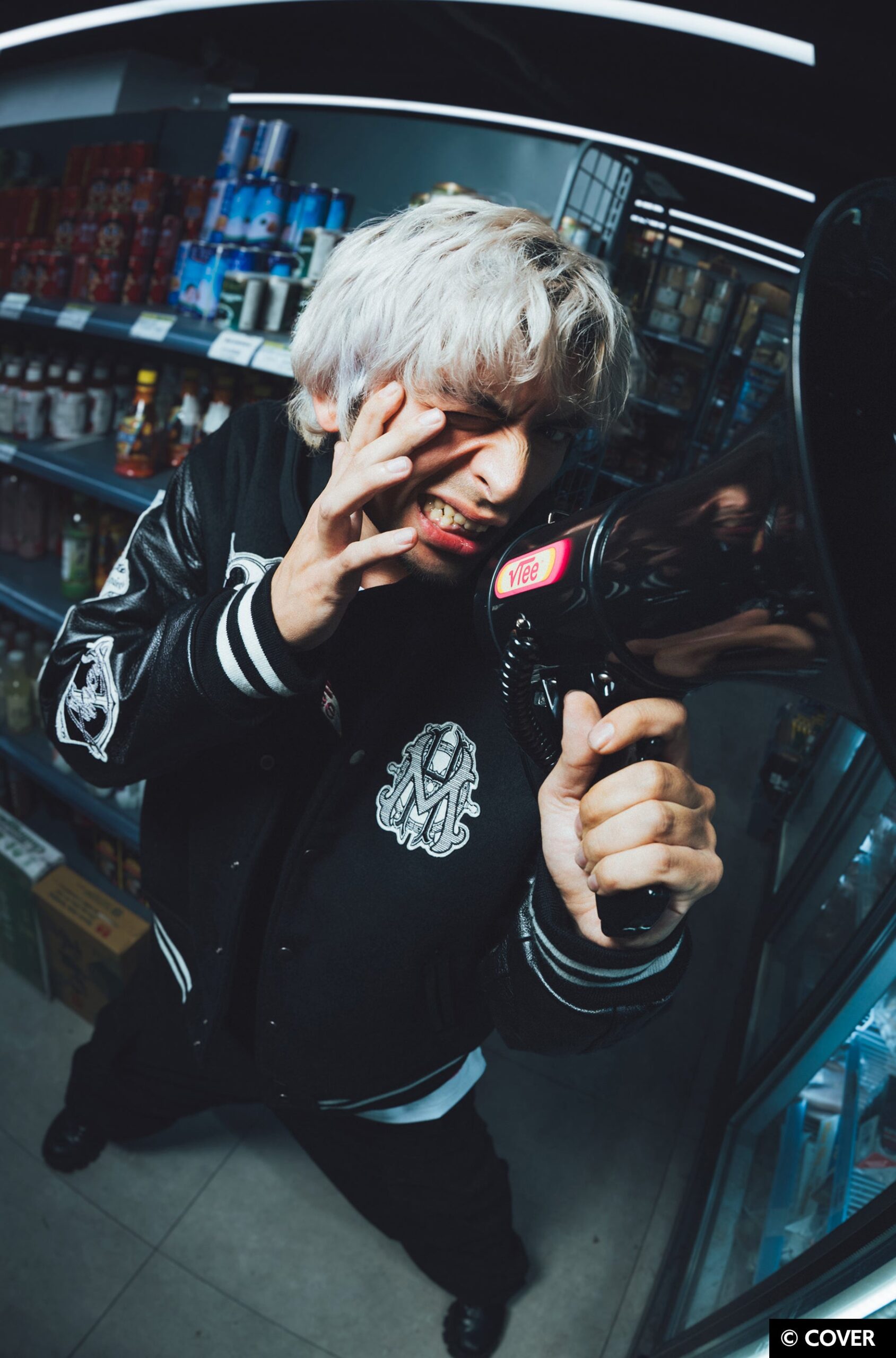 VTee × 宝鐘マリン VARSITY JACKET 着用イメージ